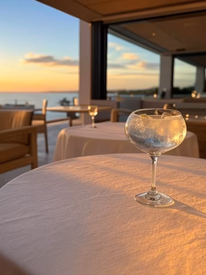 Terraza de hotel de lujo en Marbella con vistas al mar y gin-tonic