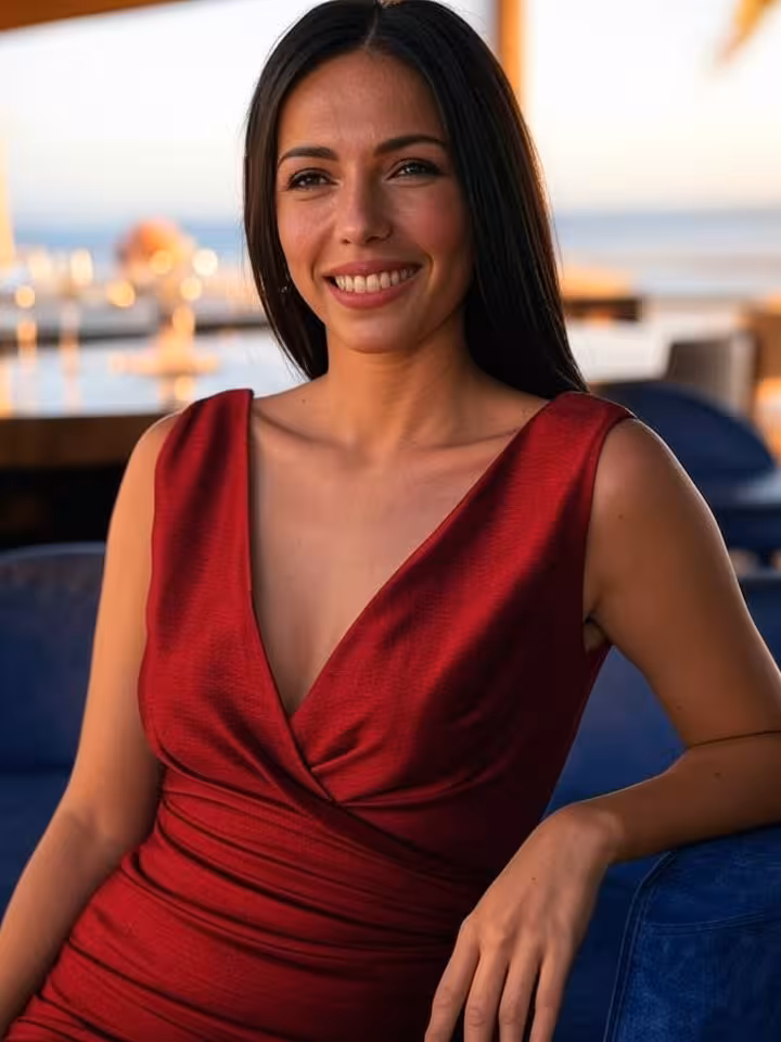 Sugar baby española en terraza exclusiva de Marbella disfrutando copa al atardecer