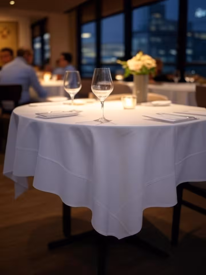 Interior de restaurante de alta gama preparado para cita discreta