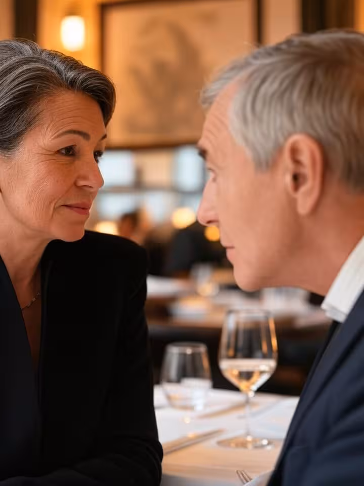 Conversación franca entre sugar daddy y sugar baby en restaurante de Barcelona