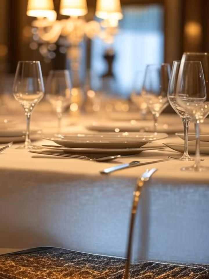 Mesa de cena elegante en restaurante de alta cocina, ambiente íntimo y sofisticado